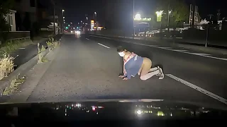 女装子まゆちゃんが深夜の路上で全裸になって大股開いている横を車が通り過ぎていく